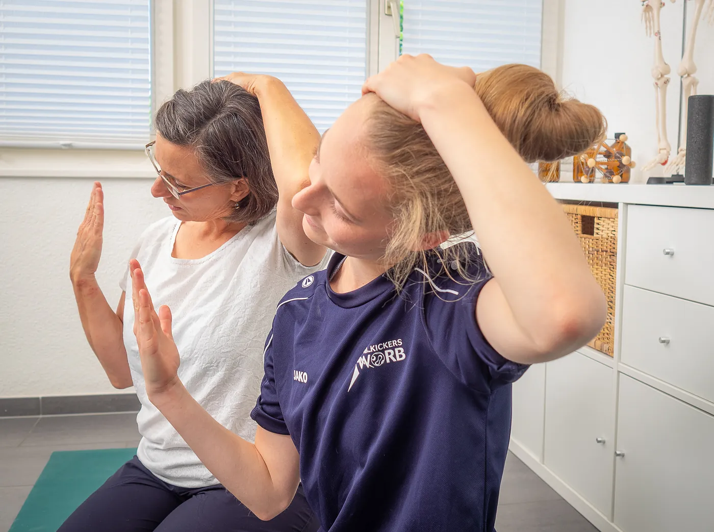 Mirjam Etter zeigt einer Klientin eine Dehnübung
